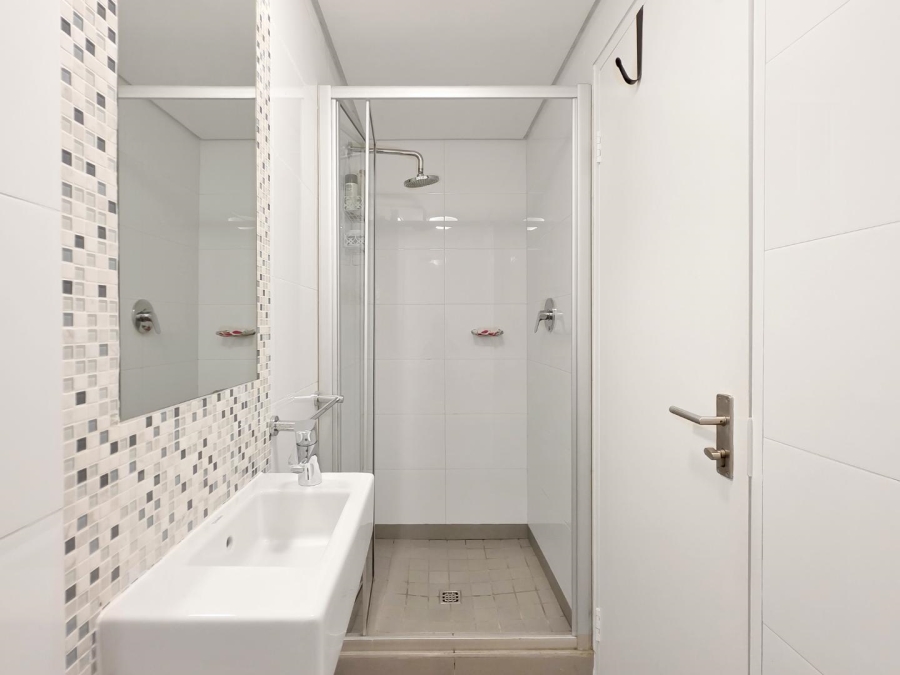 2 Bedroom Property for Sale in Vredehoek Western Cape